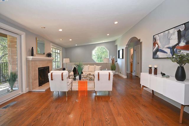 38 Saint Stephens Dr., Orinda CA: https://media.crmls.org/mediaz/3ff217e4-3525-4316-b1c1-81b1939260aa.jpg