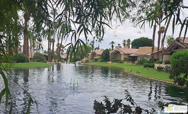 307 Appaloosa Way, Palm Desert CA: https://media.crmls.org/mediaz/3ff2321e-fc73-4327-b792-c187171b5cff.jpg