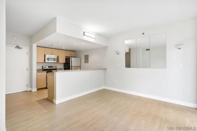 425 W Beech St, San Diego CA: https://media.crmls.org/mediaz/3ff28809-609d-4bc7-8035-24f7c6e305dc.jpg