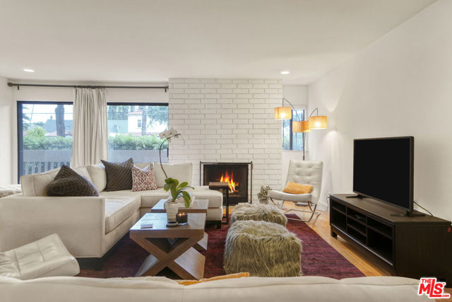 858 12th Street, Santa Monica CA: https://media.crmls.org/mediaz/3ff2bccd-0a31-488f-938f-f873a35b1ca2.jpg