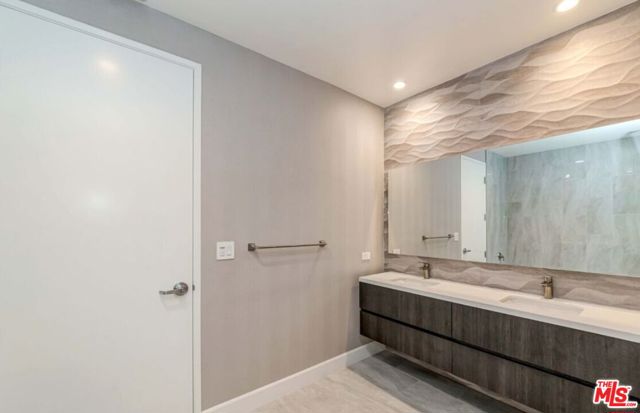 801 S Grand Avenue, Los Angeles CA: https://media.crmls.org/mediaz/3ff333d9-c400-452f-9925-85f7fc0a93e7.jpg