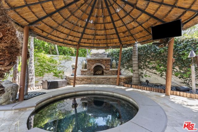 638 Oak Tree Court, Simi Valley CA: https://media.crmls.org/mediaz/3ff3c849-982b-4f53-9726-bf8bf12fa284.jpg