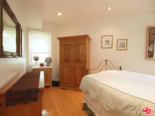 269 N Bundy Drive, Los Angeles CA: https://media.crmls.org/mediaz/3ff59f50-e37e-45f4-ab13-96856080a48c.jpg