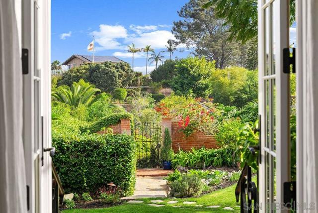 7725 Whitefield Pl, La Jolla CA: https://media.crmls.org/mediaz/3ff60cc2-34fe-406c-8ac3-5c12e4b221a3.jpg