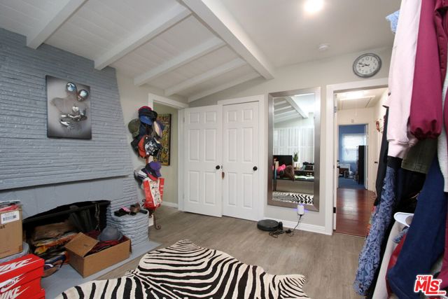 1807 Cochran Place, Los Angeles CA: https://media.crmls.org/mediaz/3ff62494-45e3-4a08-b218-2af0eeadb93a.jpg