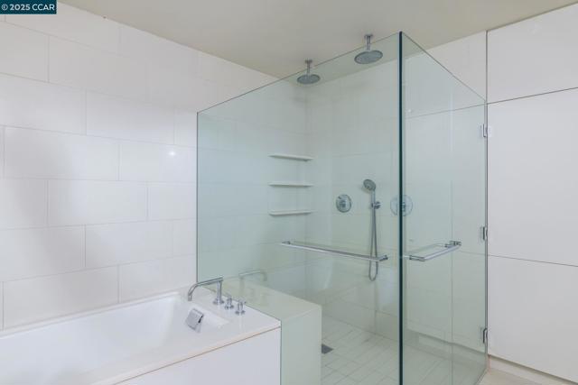 2 Crane Ct, Orinda CA: https://media.crmls.org/mediaz/3ff66a47-ecb0-4f6f-abb2-dfe96d2daadd.jpg