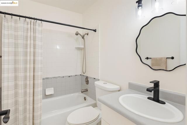 7 Commodore DR, Emeryville CA: https://media.crmls.org/mediaz/3ff7e216-4029-4c30-bcbf-671494953111.jpg