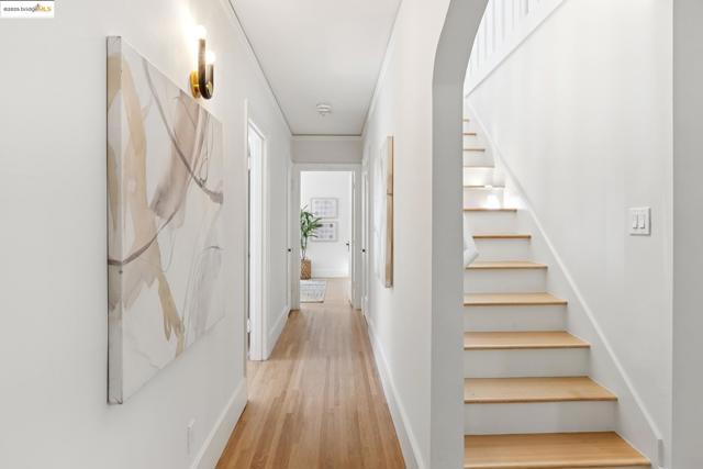 924 Trestle Glen Rd, Oakland CA: https://media.crmls.org/mediaz/3ff81d3a-7168-4548-acf2-1ae32a603dfb.jpg