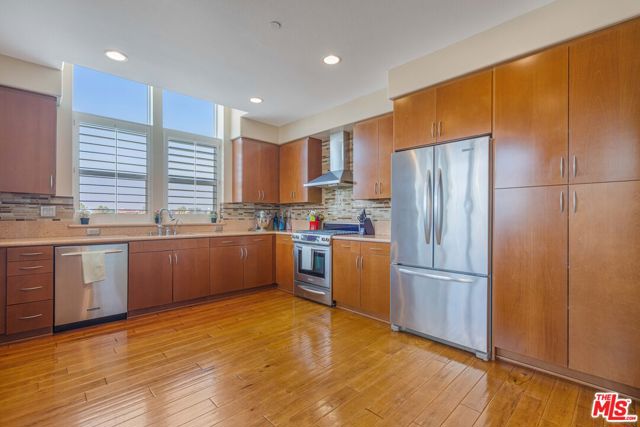 Image 9 of 43 For 7100 Playa Vista Drive 404