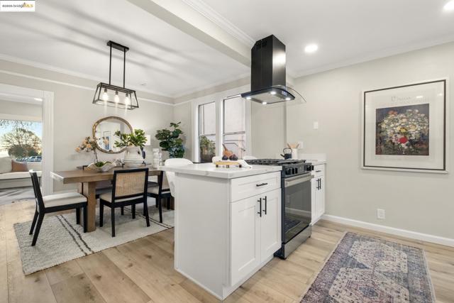 2050 E 30Th St, Oakland CA: https://media.crmls.org/mediaz/3ffae4da-8321-4c14-8a65-924495ee03b8.jpg