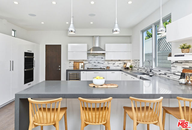 653 Oxford Ave, Venice CA: https://media.crmls.org/mediaz/3ffbe339-a6d2-40ab-9e58-6a25f1863456.jpg