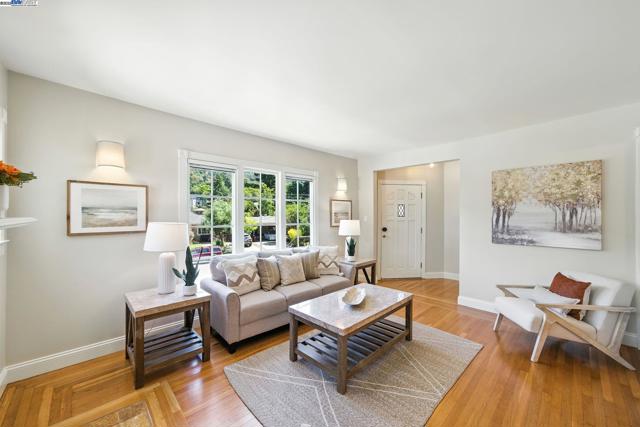3357 Jordan Rd, Oakland CA: https://media.crmls.org/mediaz/3ffc8954-8733-4cae-a293-1c37bfcc10af.jpg