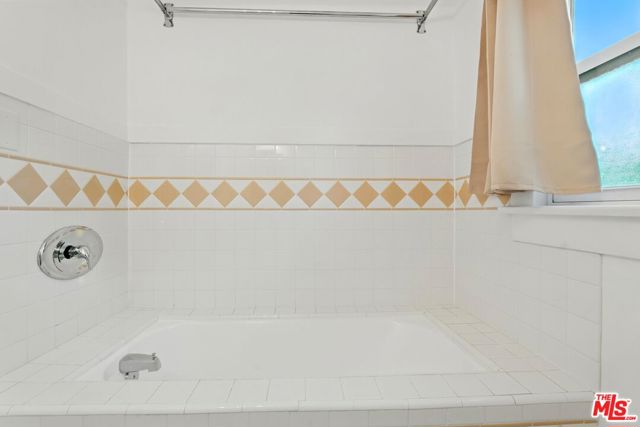 3712 E 10th Street, Long Beach CA: https://media.crmls.org/mediaz/3ffce671-761d-436f-a7aa-52f0821569c6.jpg
