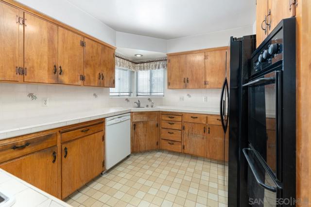 5824 Kent Pl, San Diego CA: https://media.crmls.org/mediaz/3ffd32f3-9433-4097-aa1b-28515685aca2.jpg