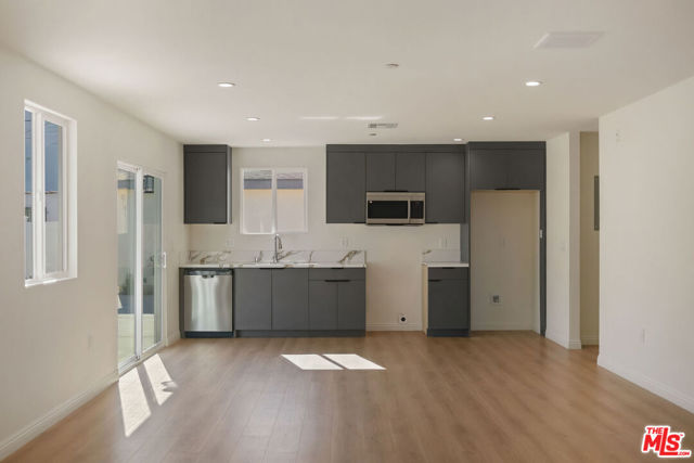 8779 S Hobart Boulevard, Los Angeles CA: https://media.crmls.org/mediaz/3ffdabfa-1171-4134-a3ef-0bc2acfa8b9b.jpg