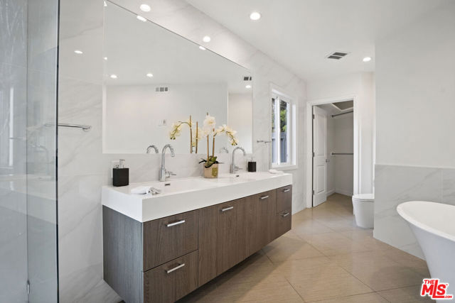 15224 Encanto Drive, Sherman Oaks CA: https://media.crmls.org/mediaz/3ffdd2f4-8e74-4ff9-9541-7a9c78b454ae.jpg