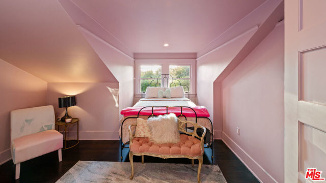 601 S Windsor Boulevard, Los Angeles CA: https://media.crmls.org/mediaz/3ffe0eb1-8c02-4a2b-9b47-ec1747e4345f.jpg