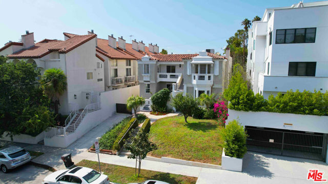 865 S Lucerne Boulevard, Los Angeles CA: https://media.crmls.org/mediaz/3ffe65e9-1088-4e7d-b46a-7ba73901625f.jpg