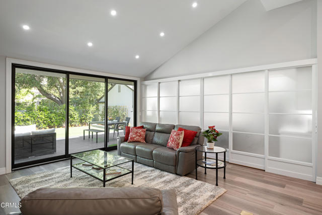 4428 Oakwood Avenue, La Canada Flintridge CA: https://media.crmls.org/mediaz/3ffea67f-4a69-4087-b06c-3a538f721c86.jpg
