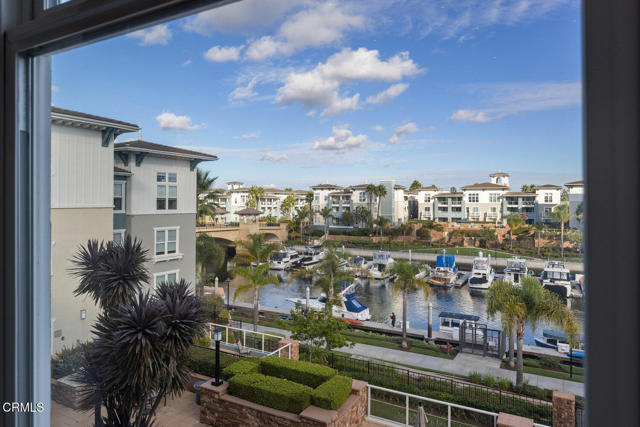 1572 Seabridge Lane, Oxnard CA: https://media.crmls.org/mediaz/3fff75e6-ba77-4bc3-9251-8e4ae6e12da8.jpg