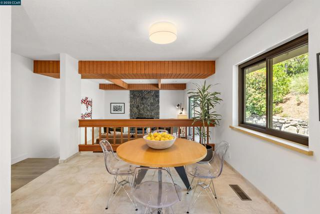 220 Devonshire Ct, Pleasant Hill CA: https://media.crmls.org/mediaz/40000d02-61a0-478b-867e-2141dd2800f5.jpg