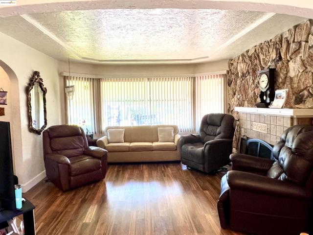 2526 64th Ave, Oakland CA: https://media.crmls.org/mediaz/40024f17-9188-413b-b811-9d60be6b0d2c.jpg