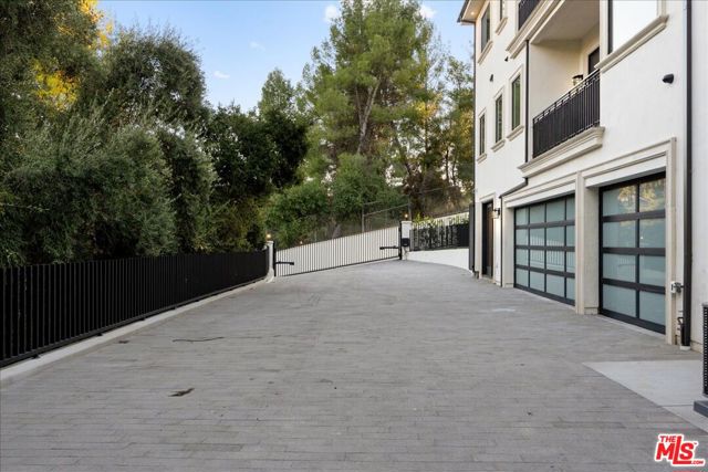 4351 Vanalden Avenue, Tarzana CA: https://media.crmls.org/mediaz/400273c3-f78e-4428-81bd-e5bf014f7759.jpg
