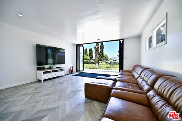 1545 3rd Street, Manhattan Beach CA: https://media.crmls.org/mediaz/40029178-8283-4c1e-a4c8-53af93f8eae2.jpg