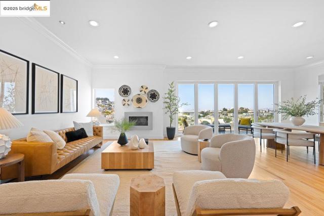 678 Clipper St, San Francisco CA: https://media.crmls.org/mediaz/4002df67-51ef-4c2e-b7b6-f92a8ebfe812.jpg