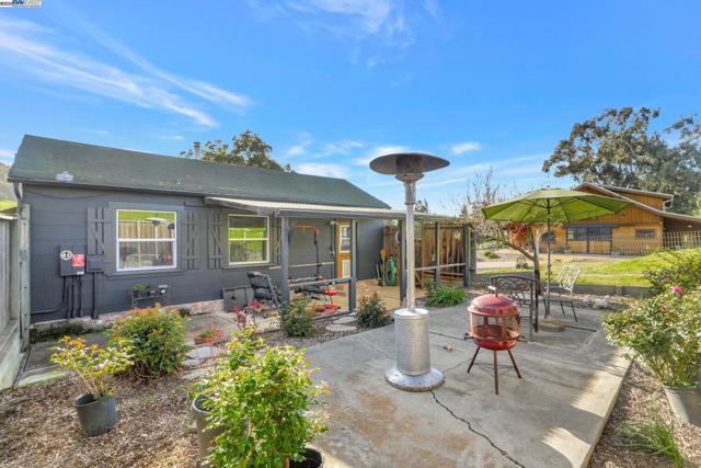 5135 Andrade Rd, Sunol CA: https://media.crmls.org/mediaz/4003918e-6f48-4cc3-903d-b46dd8b8a794.jpg