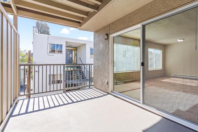 424 Staten Ave, Oakland CA: https://media.crmls.org/mediaz/4004f69c-5df7-41ef-b543-11eea7329749.jpg