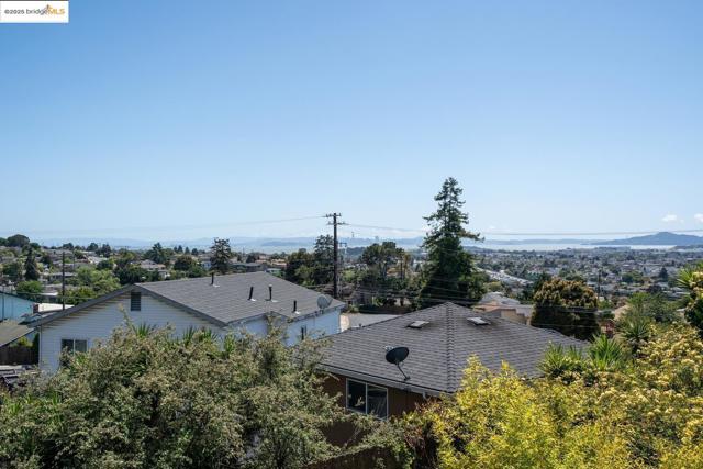 6084 Monterey AVE, Richmond CA: https://media.crmls.org/mediaz/40050677-46c7-4b4e-968d-7379f12adea0.jpg