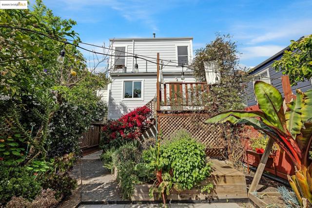 861 20Th St, Oakland CA: https://media.crmls.org/mediaz/40053364-0a01-4616-a4cb-52281a7c38e9.jpg