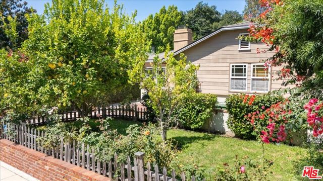 4385 Camellia Avenue, Studio City CA: https://media.crmls.org/mediaz/4006198c-5568-4d0b-ad77-b285302854c9.jpg