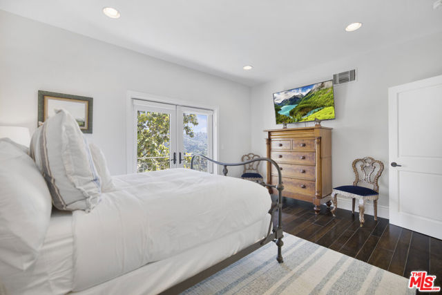 4001 Clarinda Drive, Tarzana CA: https://media.crmls.org/mediaz/400735d6-c3e5-4a08-84a0-24ff372cfd85.jpg