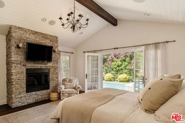 4237 Bluebell Avenue, Studio City CA: https://media.crmls.org/mediaz/4007b5c3-bf72-445b-b84e-8c6c205623e2.jpg