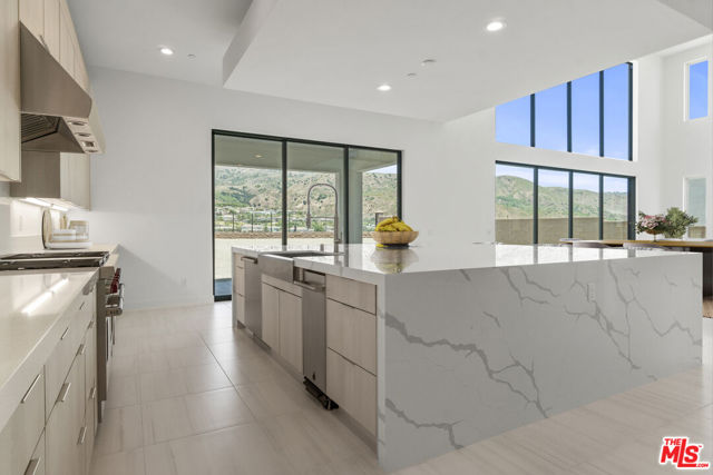 20115 W Galway Lane, Porter Ranch CA: https://media.crmls.org/mediaz/40080795-9d10-4503-8268-0d42561da8c7.jpg