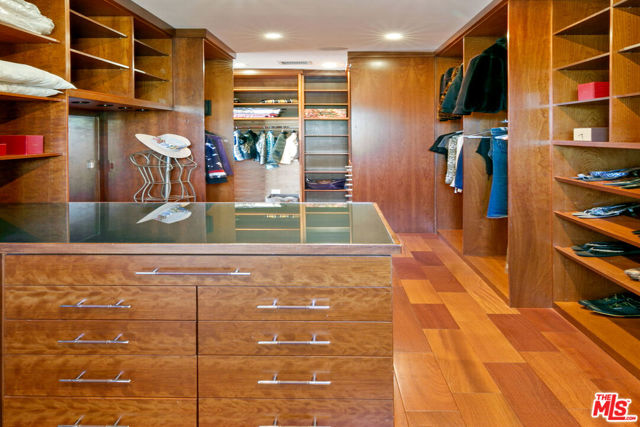 301 Loma Metisse Road, Malibu CA: https://media.crmls.org/mediaz/40081032-92c3-436e-8613-d73480f14a81.jpg