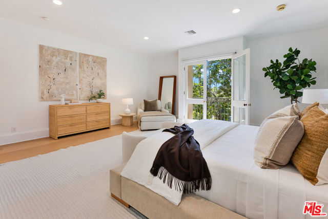 812 N Bedford Drive, Beverly Hills CA: https://media.crmls.org/mediaz/40087143-37c7-4d6f-84b6-1460a5d375bb.jpg