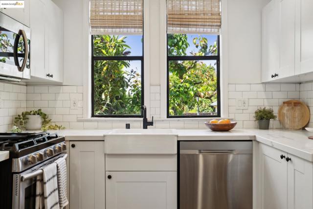 3360 Arizona St, Oakland CA: https://media.crmls.org/mediaz/4009f371-61da-4044-8417-b21e5a71a3cd.jpg