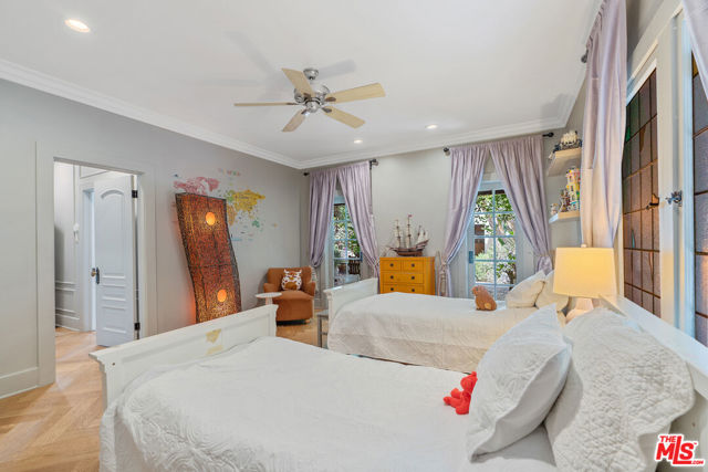 809 S Muirfield Road, Los Angeles CA: https://media.crmls.org/mediaz/400a0858-fda6-44d8-b5f8-f416052d3b2e.jpg