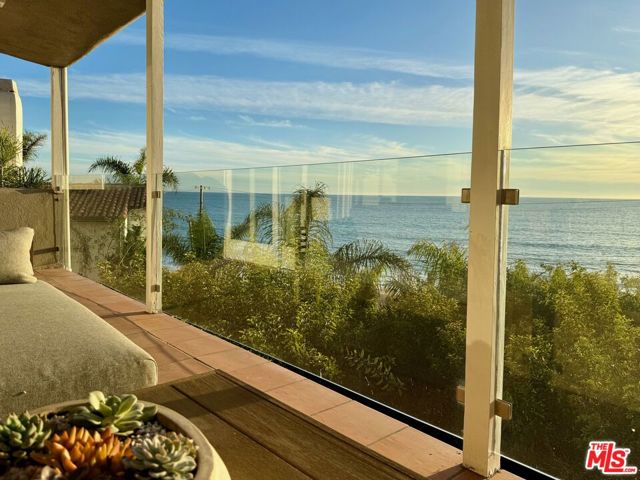 17728 Porto Marina Way, Pacific Palisades CA: https://media.crmls.org/mediaz/400af274-8e20-495d-b4b8-82abe9ca99fc.jpg