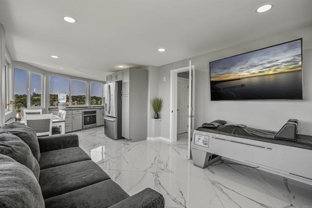 Detail Gallery Image 8 of 27 For 921 Hillcrest Pl, Oceanside,  CA 92058 - 3 Beds | 2 Baths