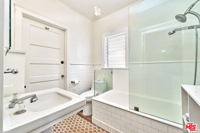 728 S Windsor Boulevard, Los Angeles CA: https://media.crmls.org/mediaz/400bd3e4-d075-43c9-b16d-beb313c02929.jpg