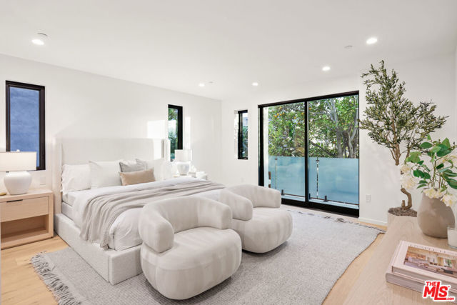 2530 Beverley Avenue, Santa Monica CA: https://media.crmls.org/mediaz/400c98b6-169d-48d9-9806-36326b5b593d.jpg