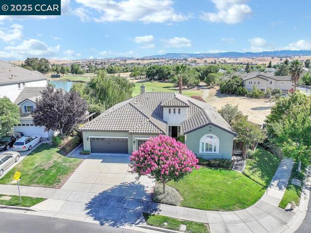 2560 Risebridge Ct, Brentwood CA: https://media.crmls.org/mediaz/400e596b-9f05-4251-9d9f-f2dcd51f0b07.jpg