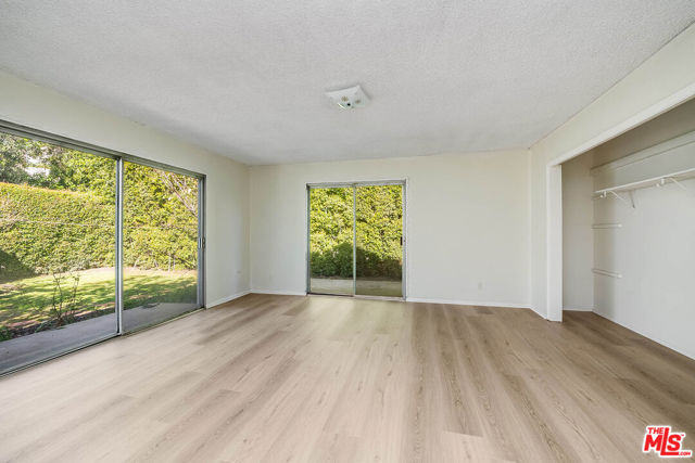 10941 Peach Grove Street, Toluca Lake CA: https://media.crmls.org/mediaz/400ede5b-9fad-44a9-b86b-6811fc86f82e.jpg