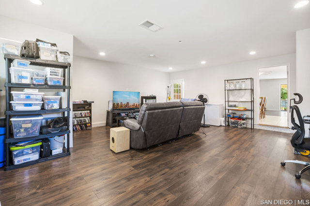 8365 Lake Adlon DR, San Diego CA: https://media.crmls.org/mediaz/400ef81b-ace4-4e09-9564-585da0c9d65e.jpg