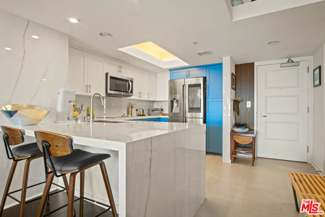 13700 Marina Pointe Drive, Marina del Rey CA: https://media.crmls.org/mediaz/400f8bb8-5b27-4003-aec8-3a094a80aa6c.jpg