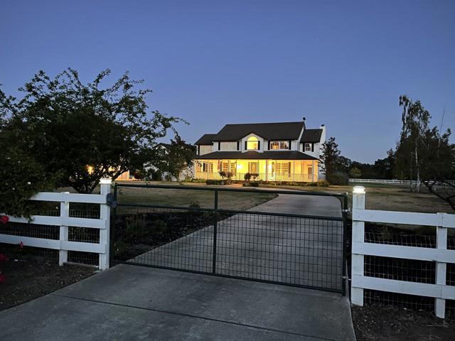 475 Torrano Court, Hollister CA: https://media.crmls.org/mediaz/40106f7b-1894-424d-8235-8f3251875d45.jpg